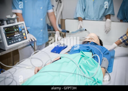 Arzt und Krankenschwester Behandlung kritischer männlichen Patienten in der Notaufnahme Stockfoto