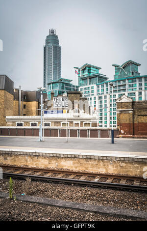 Die Big Issue Magazin Büro gesehen von Vauxhall Station, Lambeth, London, UK Stockfoto