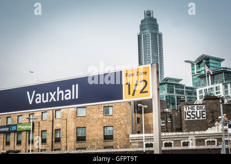 Die Big Issue Magazin Büro gesehen von Vauxhall Station, Lambeth, London, UK Stockfoto