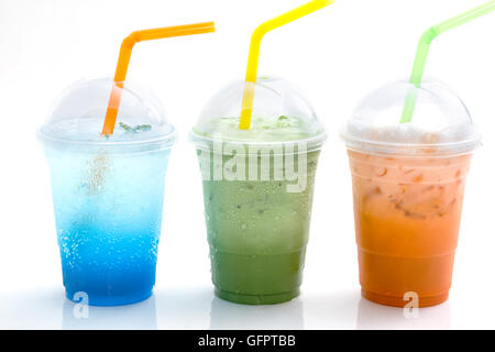 Blaue italienische Limonade und Eistee in Take-away Tasse isoliert auf weißem Hintergrund Stockfoto