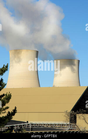 Kraftwerk mit Verschmutzung durch zwei Schornsteine Stockfoto