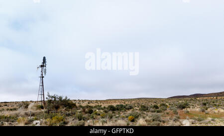 Windpomp In der Karoo - Fraserburg ist eine Stadt in der Karoo-Region der nördlichen Kapprovinz Südafrikas. Stockfoto