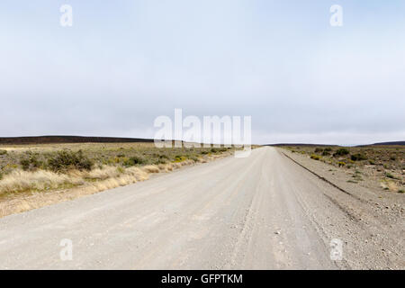 Feldweg - Fraserburg ist eine Stadt in der Karoo-Region der nördlichen Kapprovinz Südafrikas. Stockfoto