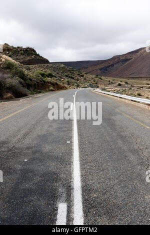 Auf dem Weg zum Berg - ist Fraserburg eine Stadt in der Karoo-Region der nördlichen Kapprovinz Südafrikas. Stockfoto