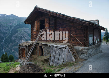 Traditionelles Bauernhaus aus Holz und Haus in Gasenried in der Nähe von Zermatt, Schweiz Stockfoto