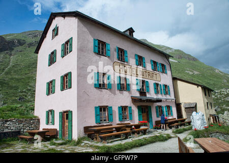 Das Berggasthaus Trift Hütte/Hotel für Bergsteiger und Bergwanderer, befindet sich auf dem Eidelweissweg Trail, Zermatt, Schweiz Stockfoto