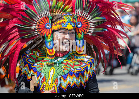 Kalpulli Ketzal Quetzalcoatl Führer tragen einen Tracht der Azteken in das Herz der Bestie May Day Parade in Minneapolis, MN Stockfoto