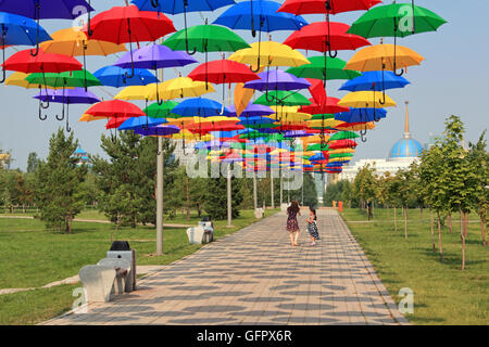 ASTANA, Kasachstan - 7. Juli 2016: Kunst-Installation in Form von bunten Sonnenschirmen in der zentrale Park der Stadt Astana-Stadt. Stockfoto