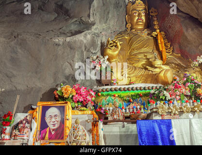 PADMASAMBHAVA Höhle, REWALSAR, Indien - 28. April 2016: die сave der großen Padmasambhava (Guru Rinpoche), Meister des tibetischen Buddhis Stockfoto