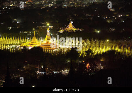 Kuthodaw Pagode (weltweit größte Buch, Stein-Bibliothek) in der Nacht. Mandalay, Myanmar. Stockfoto
