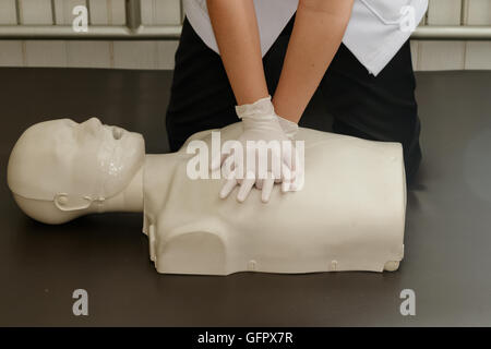 CPR-Training, Krankenschwester wiederauferstandene dummy Stockfoto