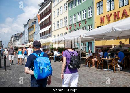 Touristen in Nyhavn, Kopenhagen, Dänemark Stockfoto