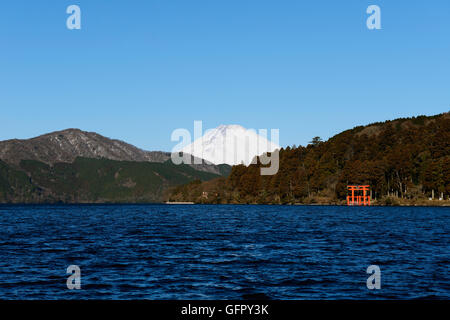 Blick auf den Mount Fuji aus Lake Ashi am Morgen, Hakone, Japan Stockfoto