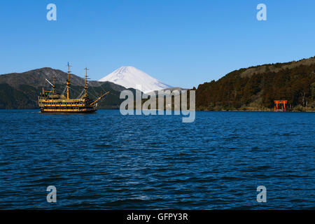 Blick auf den Mount Fuji aus Lake Ashi am Morgen, Hakone, Japan Stockfoto