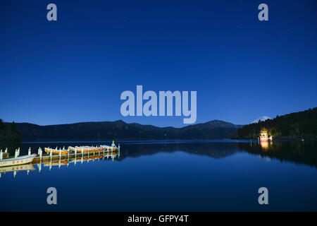 Blick auf den Mount Fuji aus Lake Ashi bei Nacht, Hakone, Japan Stockfoto