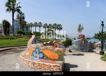 Miraflores, Lima - Mai 10: Schöne Mosaikwände und die Statue der Kuss von Victor Delfin in el Parque del Amor (Liebe Park) w Stockfoto