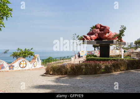 Miraflores, Lima - Mai 10: Schöne Mosaikwände und die Statue der Kuss von Victor Delfin in el Parque del Amor (Liebe Park) w Stockfoto