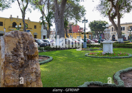 Barranco, Lima - Mai 10: Barrancos quadratische Stadtgärten im Barranco Stadtteil von Lima, Peru. 10. Mai 2016 Barranco, Lima Peru Stockfoto