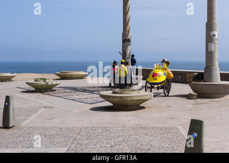 Chorrillos, Lima - Mai 10: Straße Verkäufer verkauft Eis am Stiel am Meer im Bezirk Chorrillos, Lima, Peru. 10. Mai 2016 Barranc Stockfoto