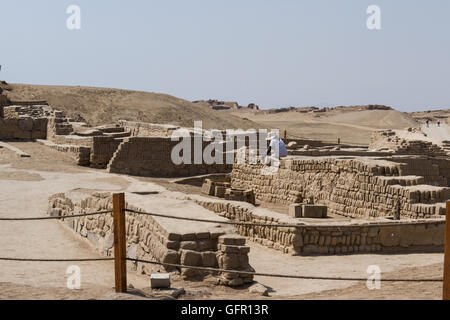 Pachacamac, Lima - Mai 10: Archäologen arbeiten dieses Spektakel vor Ort in der Wüste von Peru, mit großen Pyramiden, Wohnungen und Stockfoto