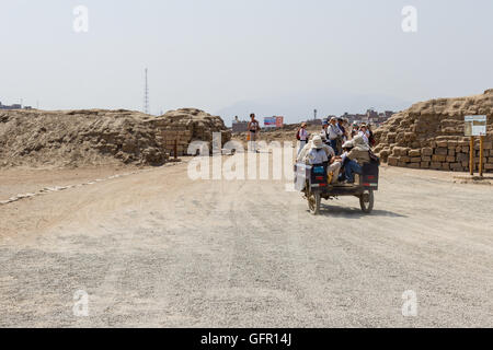 Pachacamac, Lima - Mai 10: Archäologe, Reiten auf einem Moto-Taxi in dieser archäologischen Stätte von Pachacamac. 10. Mai 2016 Pachacamac, Stockfoto