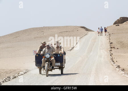 Pachacamac, Lima - Mai 10: Archäologe, Reiten auf einem Moto-Taxi in dieser archäologischen Stätte von Pachacamac. 10. Mai 2016 Pachacamac, Stockfoto