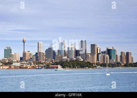 Stadtbild der Hauptstadt Sydney durch den Hafen von Gewässern über königliche Botanische Garten an einem hellen Sommertag. Stockfoto
