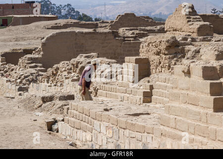 Pachacamac, Lima - Mai 10: Touristen diesem spektakulären Ort in der Wüste von Peru, mit großen Pyramiden, Wohnhäusern und tem Stockfoto