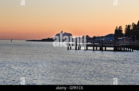 Hunter River Eingabe Pazifik vorbei an Nobbys Kopf und Leuchtturm in Newcastle, regionalen NSW, Australien. Queens wharf Stockfoto