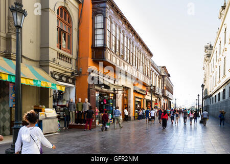 Lima - Mai 10: Menschen zu Fuß durch die Gassen in der Stadt Lima. 10. Mai 2016 Lima Peru. Stockfoto