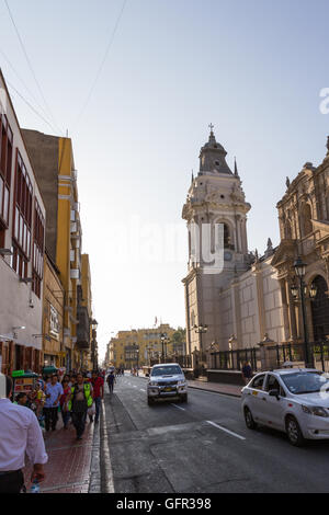 Lima - Mai 10: Menschen zu Fuß durch die Gassen in der Stadt Lima. 10. Mai 2016 Lima Peru. Stockfoto