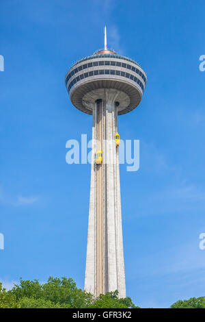 Niagara Falls, Ontario, Kanada - 5. Juli 2015: Blick auf den Skylon Tower. Stockfoto