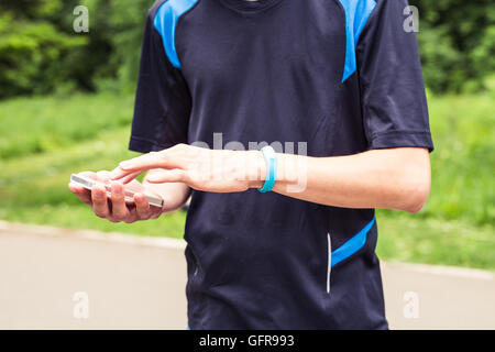 Hand eine Fitness-tracking-Armband tragen Stockfoto