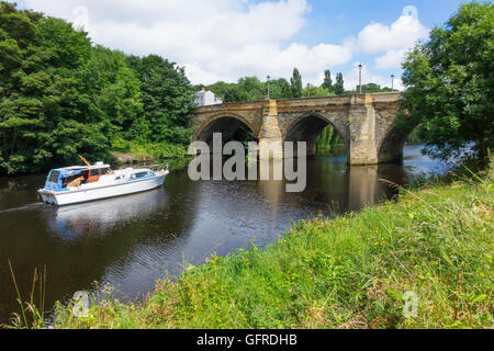 Cabin-Cruiser Boot nähert sich Yarn-Brücke über den Fluss Tees im Sommer Stockfoto