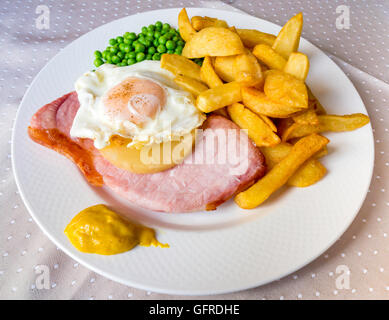 Mahlzeit mit Gammon rasher Spiegelei Kartoffelchips Ananas Erbsen und englischer Senf Stockfoto