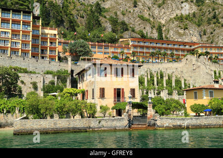 Altes Haus mit Zitrone Gartenterrasse. Limone Sul Garda, Gardasee, Lago di Garda, Gardasee, Italien Stockfoto