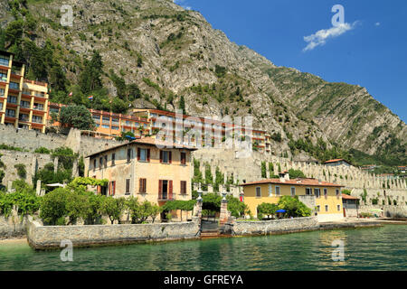 Altes Haus mit Zitrone Gartenterrasse. Limone Sul Garda, Gardasee, Lago di Garda, Gardasee, Italien Stockfoto