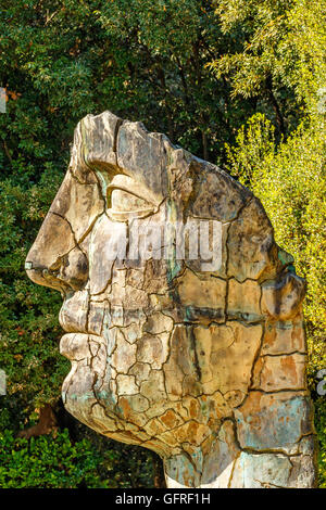 Skulptur Tindaro Screpolato von Igor Mitoraj im Boboli-Garten, Florenz, Italien Stockfoto