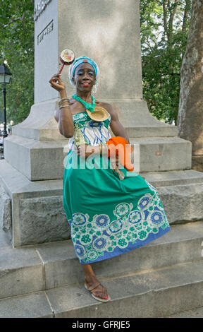 Porträt einer schlanken muskulösen haitianischen Tänzerin im Washington Square Park. Sie war Beschaffung von Mitteln für ein Kinder Tanzschule. Stockfoto