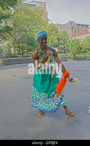 Porträt einer schlanken muskulösen haitianischen Tänzerin im Washington Square Park. Sie war Beschaffung von Mitteln für ein Kinder Tanzschule. Stockfoto