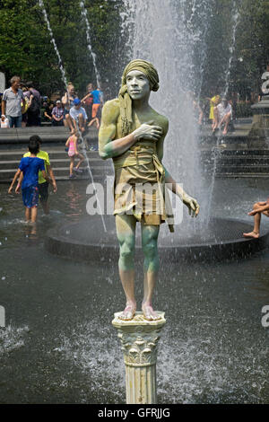 Ein MIME-Busker, bleibt um noch zu Spenden in Washington Square Park Brunnen in Greenwich Village, New York City zu sammeln. Stockfoto