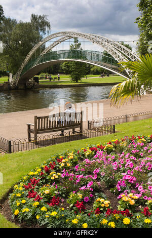 Großbritannien, England, Bedfordshire, Bedford, Böschung, Hängebrücke über den Fluss Great Ouse Stockfoto