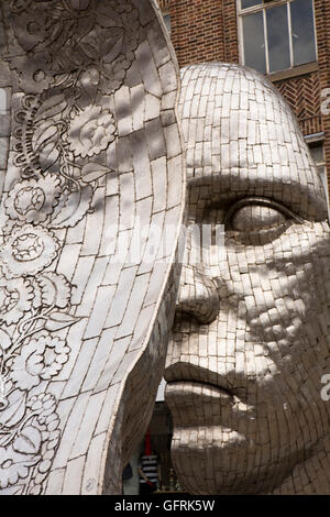 Großbritannien, England, Bedfordshire, Bedford, Silver Street, Rick Kirby, Reflexionen von Bedford, 2009 Metallskulptur Stockfoto