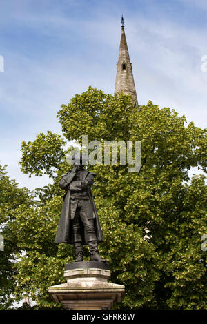 Großbritannien, England, Bedfordshire, Bedford, Marktplatz, Statue des Gefängnis-Reformer, John Howard unter Turm der St. Pauls Kirche Stockfoto