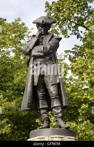 Großbritannien, England, Bedfordshire, Bedford, Marktplatz, Statue des Gefängnis-Reformer, John Howard zu reisen, Kleidung Stockfoto