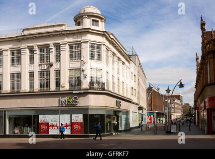 UK, England, Bedfordshire, Bedford, Harpur Street, Marks and Spencer speichern Stockfoto