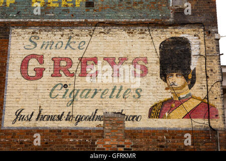 Großbritannien, England, Bedfordshire, Bedford, Western Street, alte bemalte Greys Zigarette Werbung auf Giebelwand Stockfoto