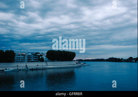 Ansicht West in der Dämmerung über die Rhône aus Arles, Provence. Stockfoto