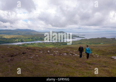 Wanderer in Donegal, Irland zu Fuß bis zu Slieve League im Hintergrund ist Teelin Stockfoto