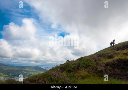 Wanderer in Donegal, Irland zu Fuß bis zu Slieve League Klippen in der Nähe von Teelin wilden Atlantik unterwegs Stockfoto